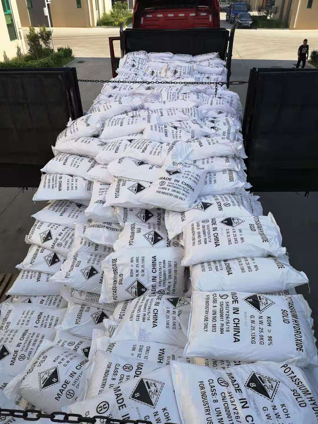氫氧化鉀變成黑色的原因是什么？